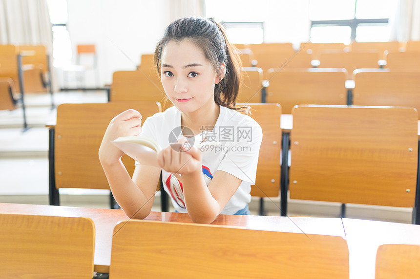 教室里调皮搞怪的女学生图片