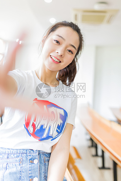 教室俏皮小清新可爱女生图片