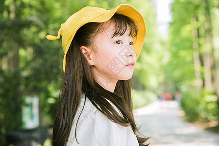 公园里的女孩公园里可爱的女孩背景