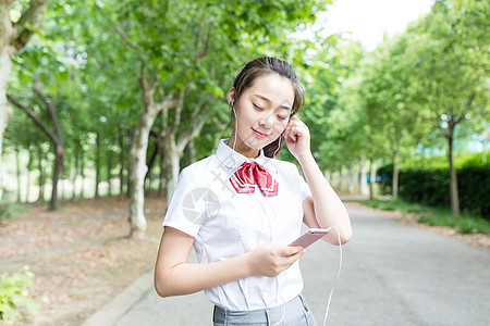 音乐学生学校里听歌的女同学背景