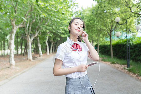 穿校服女同学学校里听歌的女同学背景