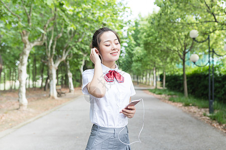 穿校服女同学学校里听歌的女同学背景