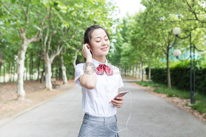 学校里听歌的女同学图片