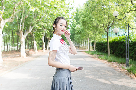 学校里的路学校里听歌的女同学背景