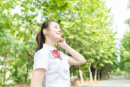 学校里听歌的女同学高清图片