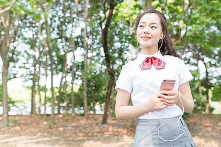 致青春学校里听歌的女同学背景