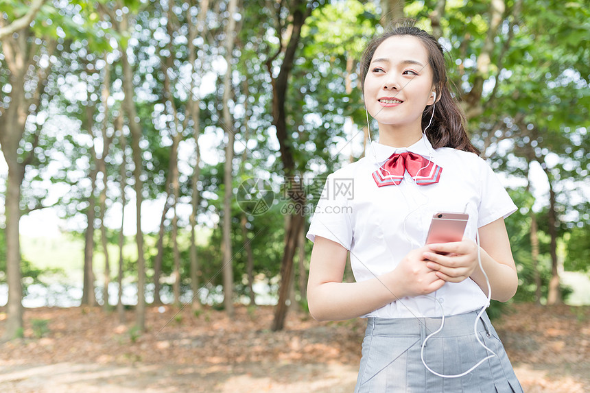 学校里听歌的女同学图片