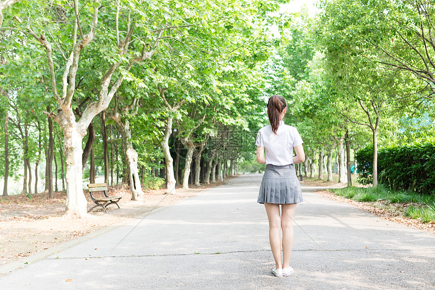 校园清新学院风女生背影