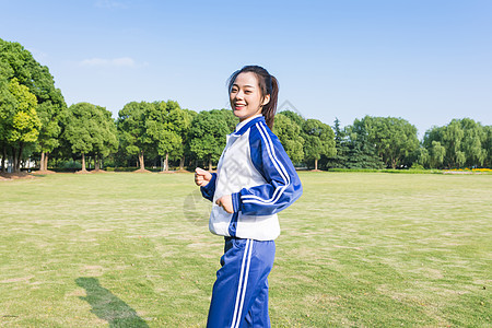 老年大学青春女学生草坪写真背景