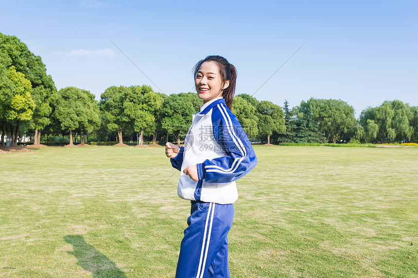 青春女学生草坪写真图片