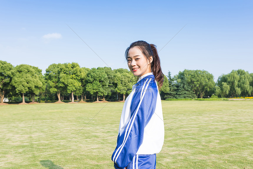 青春女学生草坪写真图片