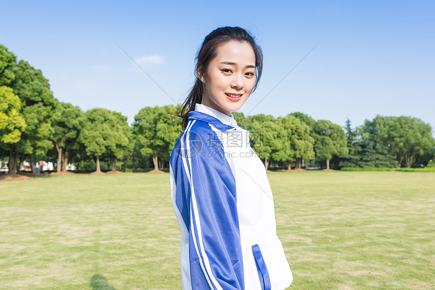 青春女学生草坪写真图片