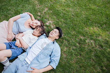 一家人在草地上休息图片