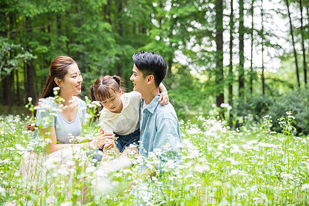 一家人花丛中欣赏图片