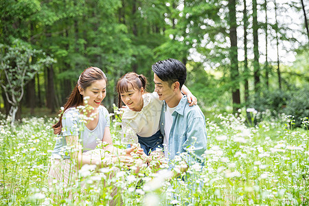 亲子牧场一家人花丛中欣赏背景