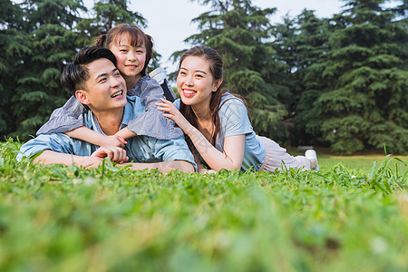 在公园休息一家人在草地上休息背景