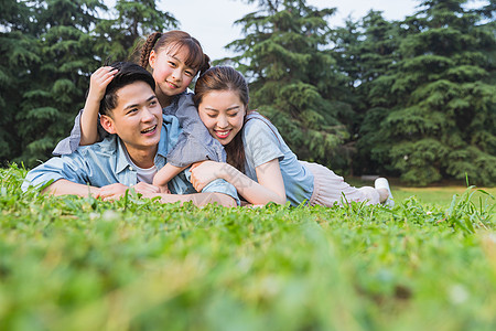 一家人在草地上休息高清图片