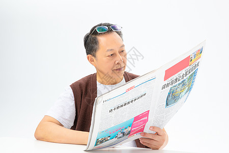 老人看报纸看报纸的老年人背景