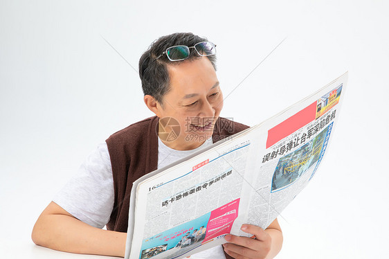 看报纸的老年人