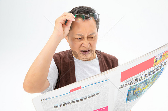 看报纸的老年人图片