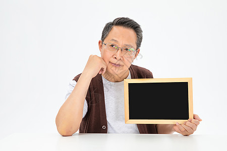 手拿黑板的老年人背景图片