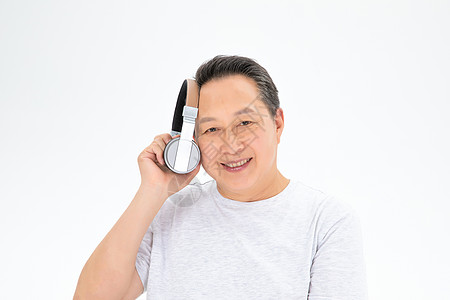 老年生活戴耳机的老年人背景