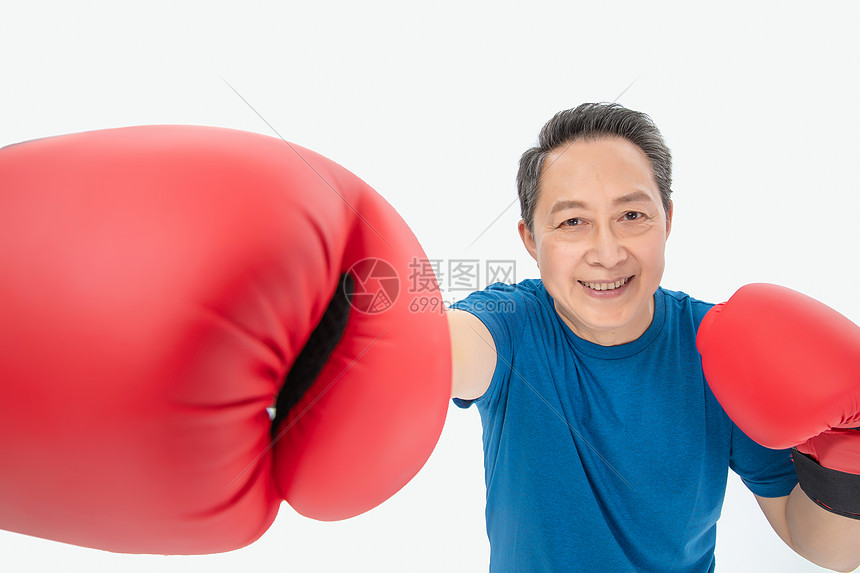 打拳击的老年人图片