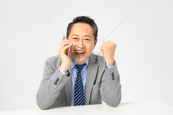开心使用电话的老年人图片