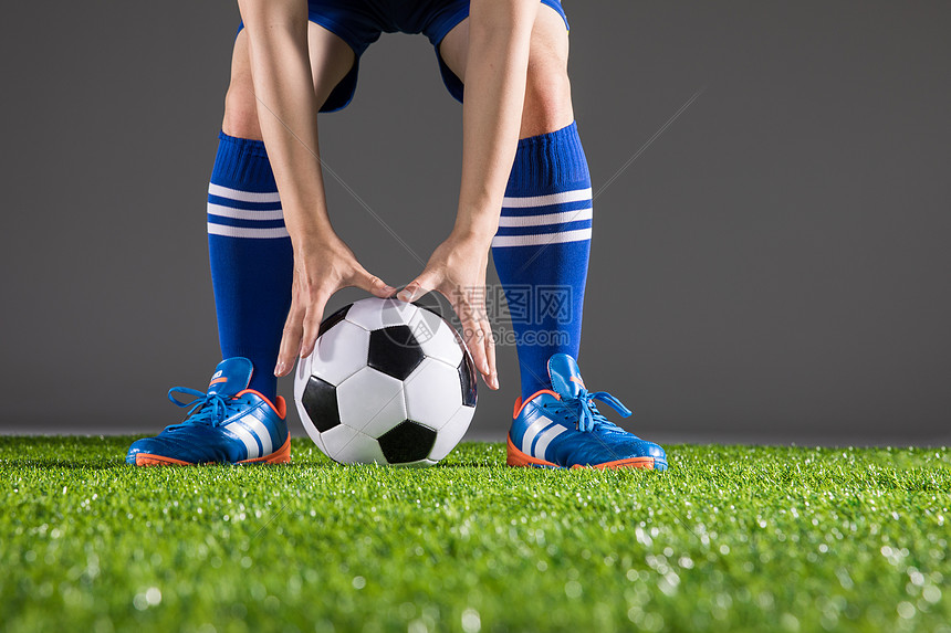 世界杯足球运动员拿球脚特写图片