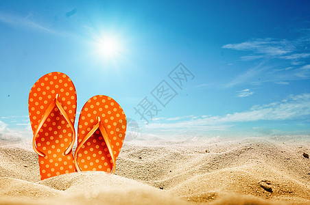 夏天沙滩拖鞋蓝天烈日背景图片