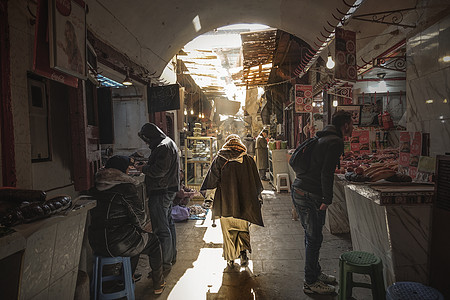 一群人背影摩洛哥老市场街景背景