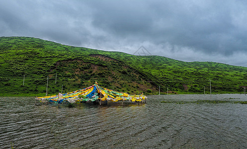 五彩湖河面上的经幡背景