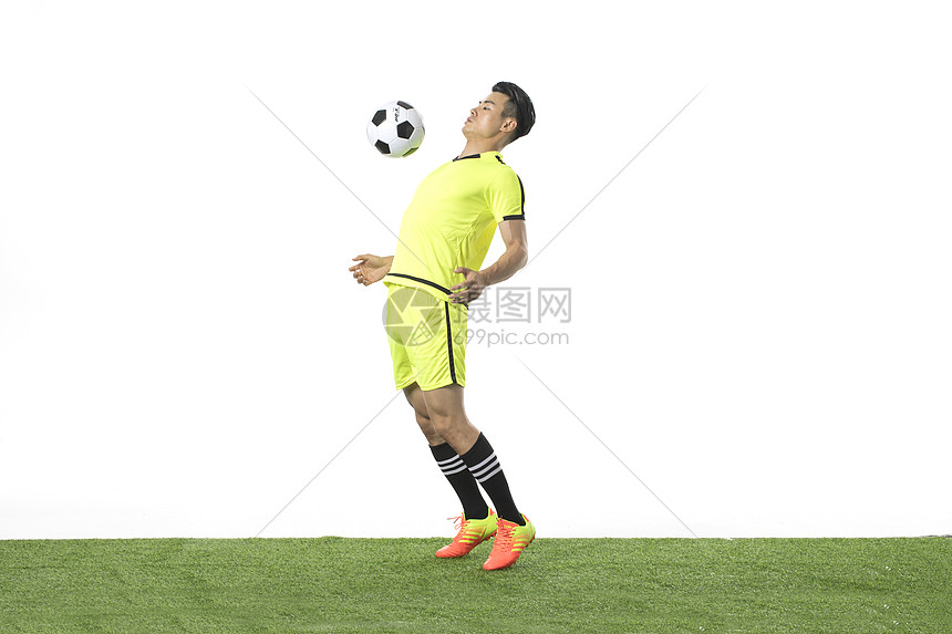足球动作头球图片