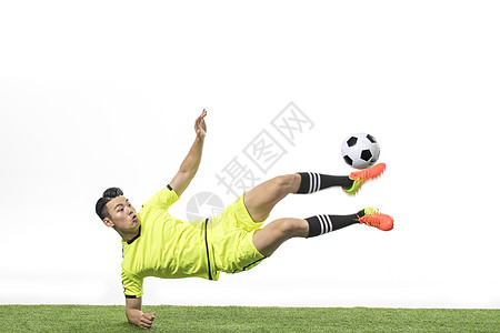 中后场多面手！切尔西官方：和17岁小将莱维