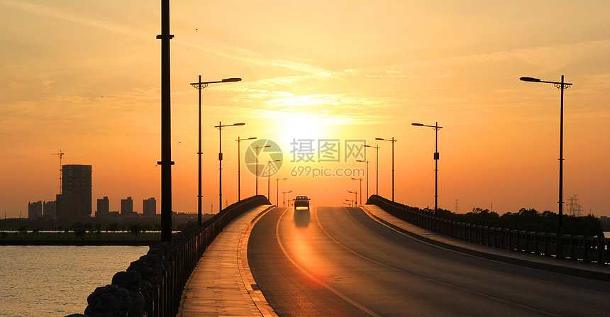 夕阳下的公路图片