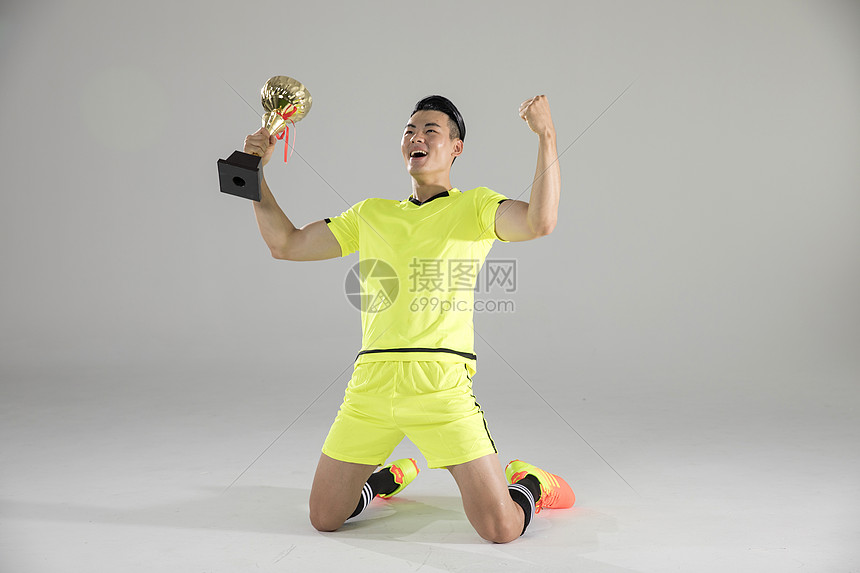 足球运动员欢呼胜利图片