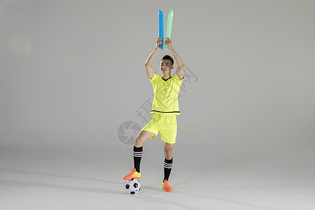 记者晒视频：工作人员正清理阿诺德遭到污损的壁画