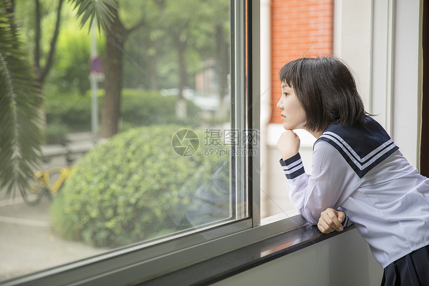 女学生眺望教室窗外图片