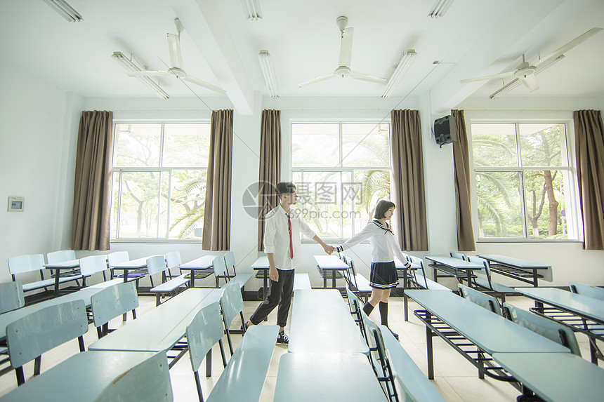 教室里恋爱的大学生图片