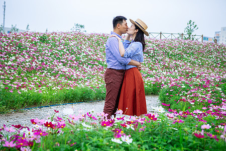 花团锦簇下亲吻的二人世界图片
