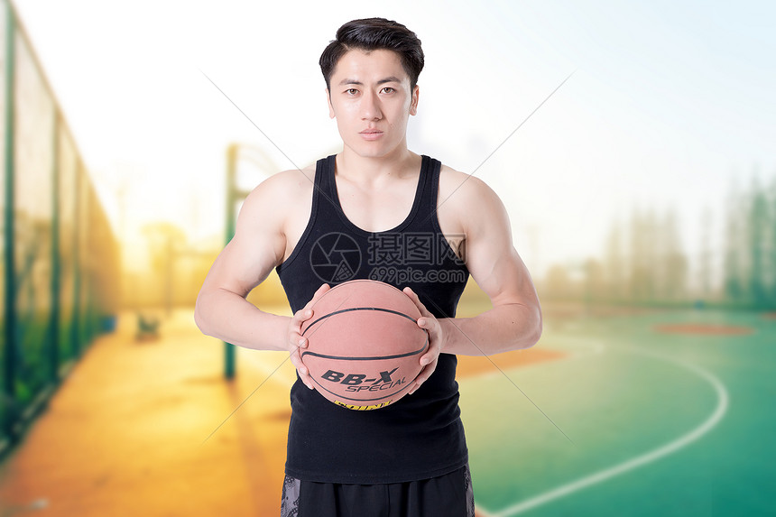 打篮球的人图片