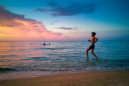 海边奔跑的孩子高清图片