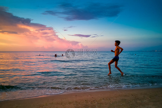 海边奔跑的孩子图片