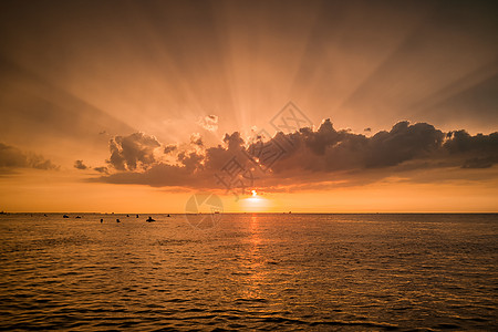 海口海边日落耶稣光背景图片
