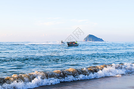 夏日冰饮深圳大梅沙夏日海滩背景