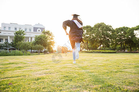 阳光女孩毕业季夕阳下青春学生奔跑背景