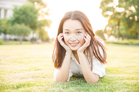 毕业季青春大学生草地上休息图片