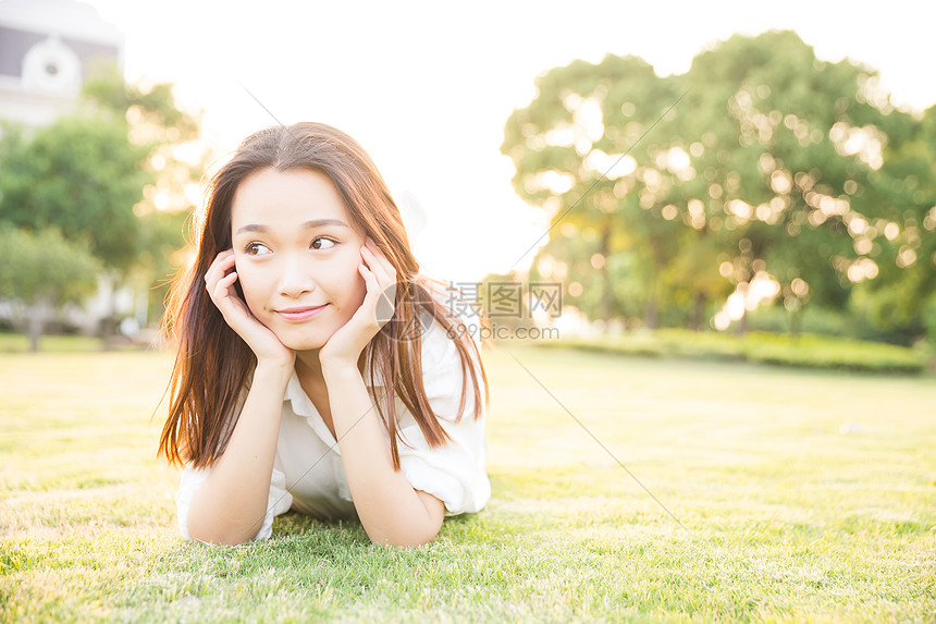 毕业季青春大学生草地上休息图片