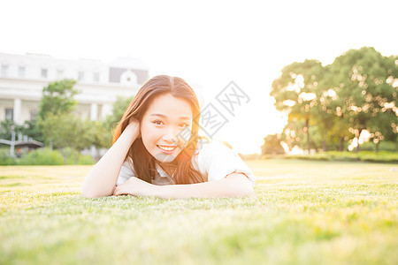 毕业季青春大学生草地上休息上海视觉艺术学院高清图片素材