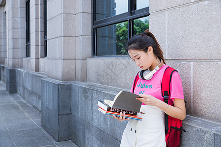 耳机模特青春大学生看书背景